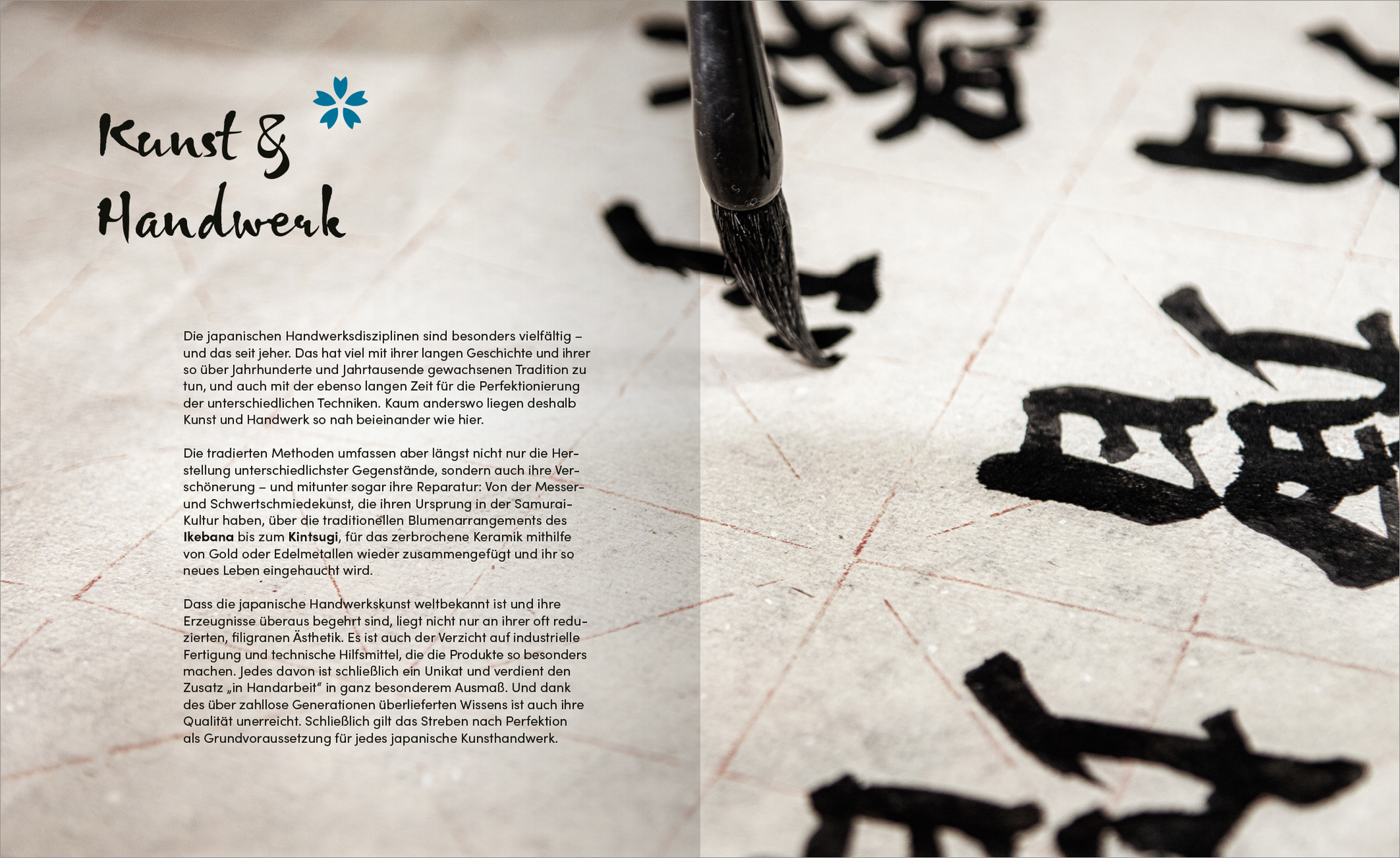 Gezeigt wird eine Innen- oder Zusatzansicht von „Sehnsucht nach Japan“. Die Seite präsentiert den Titel „Kunst &amp; Handwerk“ in einer geschwungenen, eleganten Schriftart, die auf einem sanften, hellen Hintergrund steht. Darunter folgt ein erläuternder Text in klarer, gut lesbarer Typografie. Eine kalligraphische Darstellung ist im Fokus, mit kraftvollen, schwarzen Zeichen, die kunstvoll auf einem strukturierten Papier sitzen. Eine zarte, blaue Blume verleiht der Seite einen...