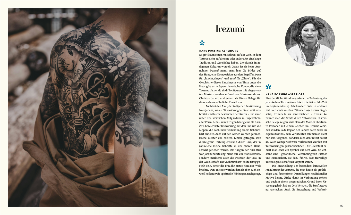 Gezeigt wird eine Innen- oder Zusatzansicht von „Sehnsucht nach Japan“. Auf der linken Seite ist ein fotografiertes Rücken-Tattoo abgebildet, das mit detaillierten Mustern und stilisierten Elementen überzogen ist. Die rechte Seite enthält den Titel „Irezumi“ in einer eleganten Schriftart, darunter steht ein beschreibender Text in einer klaren serifenlosen Typografie. Die Farbpalette ist harmonisch und umfasst Erdtöne sowie Schwarz und Weiß, was eine ruhige und ansprechende...