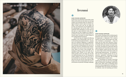 Gezeigt wird eine Innen- oder Zusatzansicht von „Sehnsucht nach Japan“. Auf der linken Seite ist ein fotografiertes Rücken-Tattoo abgebildet, das mit detaillierten Mustern und stilisierten Elementen überzogen ist. Die rechte Seite enthält den Titel „Irezumi“ in einer eleganten Schriftart, darunter steht ein beschreibender Text in einer klaren serifenlosen Typografie. Die Farbpalette ist harmonisch und umfasst Erdtöne sowie Schwarz und Weiß, was eine ruhige und ansprechende...