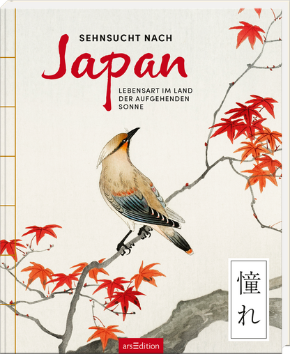 Das Buchcover zeigt einen stilisierten Vogel, der auf einem Ast sitzt, umgeben von roten Ahornblättern. Der Hintergrund ist in sanften, neutralen Tönen gehalten, die der Illustration Tiefe verleihen. Der Titel „Sehnsucht nach Japan“ ist in einer eleganten, geschwungenen Schrift in kräftigem Rot platziert, während der Untertitel „Lebensart im Land der aufgehenden Sonne“ in schlichter, schwarzer Schrift darunter steht. Ganz unten mittig steht der Logoschriftzug von arsEdition.