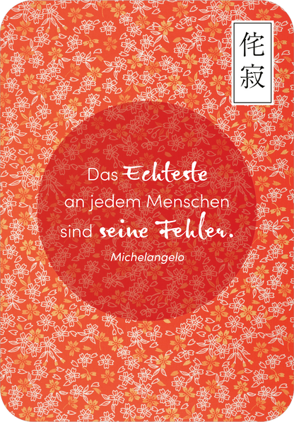 Gezeigt wird eine Innen- oder Zusatzansicht von „Wabi Sabi“. Der Hintergrund ist in einem kräftigen Rot mit einem floralen Muster in Weiß gestaltet. Im Zentrum befindet sich ein runder, rot gefärbter Bereich, in dem der Text steht: „Das Echteste an jedem Menschen sind seine Fehler.“ Die Schriftart ist variierend: der Haupttext ist in einer geschwungenen, eleganten Schrift und die Quelle „Michelangelo“ in einer klaren, moderneren Schrift. Rechts oben ist ein kleiner, japanischer...