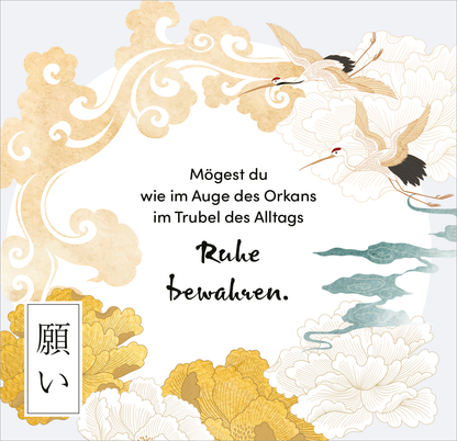 Gezeigt wird eine Innen- oder Zusatzansicht von „Sei gut zu dir“. Die Gestaltung zeigt sanfte, goldene Wolken und stilisierte Wasserpflanzen in blassen Farben. Zwei Krähen fliegen über den Schriftzug „Mögest du wie im Auge des Orkans im Trubel des Alltags Ruhe bewahren“, der in eleganter, handschriftlicher Typografie angeordnet ist. Ein rechteckiges Element mit japanischen Schriftzeichen verleiht dem Design eine kulturelle Note.