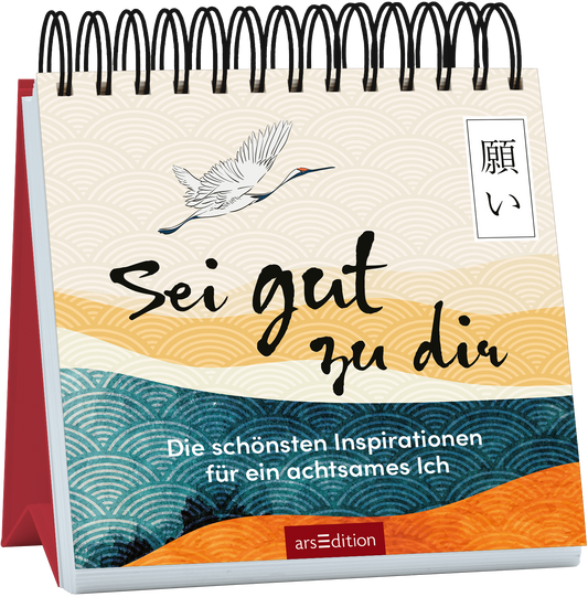 Auf dem Buchcover ist ein stilisierter Kranich abgebildet, der über sanfte Wellenmuster fliegt. Die Farbpalette umfasst beruhigende Töne in Beige, Blau und Orange. In eleganter, handschriftlicher Schrift steht der Titel „Sei gut zu dir“ mittig, während darunter der Untertitel „Die schönsten Inspirationen für ein achtsames Ich“ in schlichter Typografie platziert ist. Ganz unten mittig steht der Logoschriftzug von arsEdition.