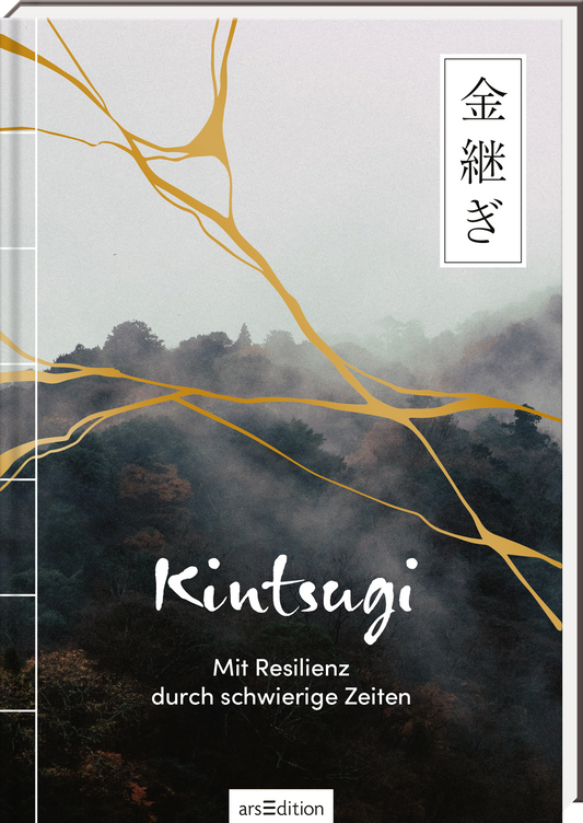Das Buchcover zeigt eine neblige Landschaft in gedeckten Grau- und Brauntönen, die eine schlichte, aber mystische Atmosphäre schafft. In der Mitte des Covers steht der Titel „Kintsugi“ in einer eleganten, handschriftlichen Schriftart, darunter der Untertitel „Mit Resilienz durch schwierige Zeiten“ in klassischer Sans-Serif-Schrift. Ein zartes, goldfarbenes Linienmuster symbolisiert das Kintsugi-Konzept. Rechts oben ist ein japanisches Schriftzeichen in Weiß auf einem hellen...