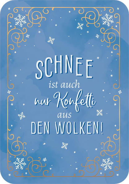 Gezeigt wird eine Innen- oder Zusatzansicht von „Winterzauber für dich“. Der Hintergrund ist in einem sanften Blau gehalten, das an winterlichen Himmel erinnert, mit fröhlichen Schneeflocken verteilt. In der Mitte steht der Text „SCHNEE ist auch nur Konfetti aus DEN WOLKEN!“ in einer verspielten, weißen Schriftart mit geschwungenen Elementen. Goldene, dekorative Verzierungen rahmen den Text ein und verleihen der Gestaltung ein festliches Flair.