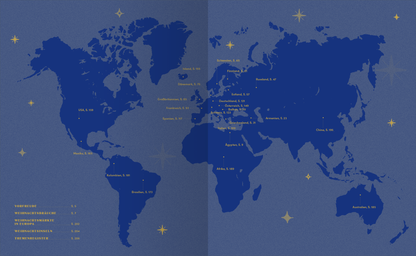 Gezeigt wird eine Innen- oder Zusatzansicht von „Weihnachten rund um die Welt“. Die Abbildung zeigt eine stilisierte Weltkarte in tiefem Blau, überzogen mit goldenen Sternen. Jedes Land ist durch einen gelben Punkt markiert, während die dazugehörigen Orte in einer klaren, modernen Schriftart neben den Punkten aufgelistet sind. Die Typografie ist gut lesbar und harmoniert mit dem ansprechenden Farbkonzept, das besinnliche Festtagsstimmung vermittelt.