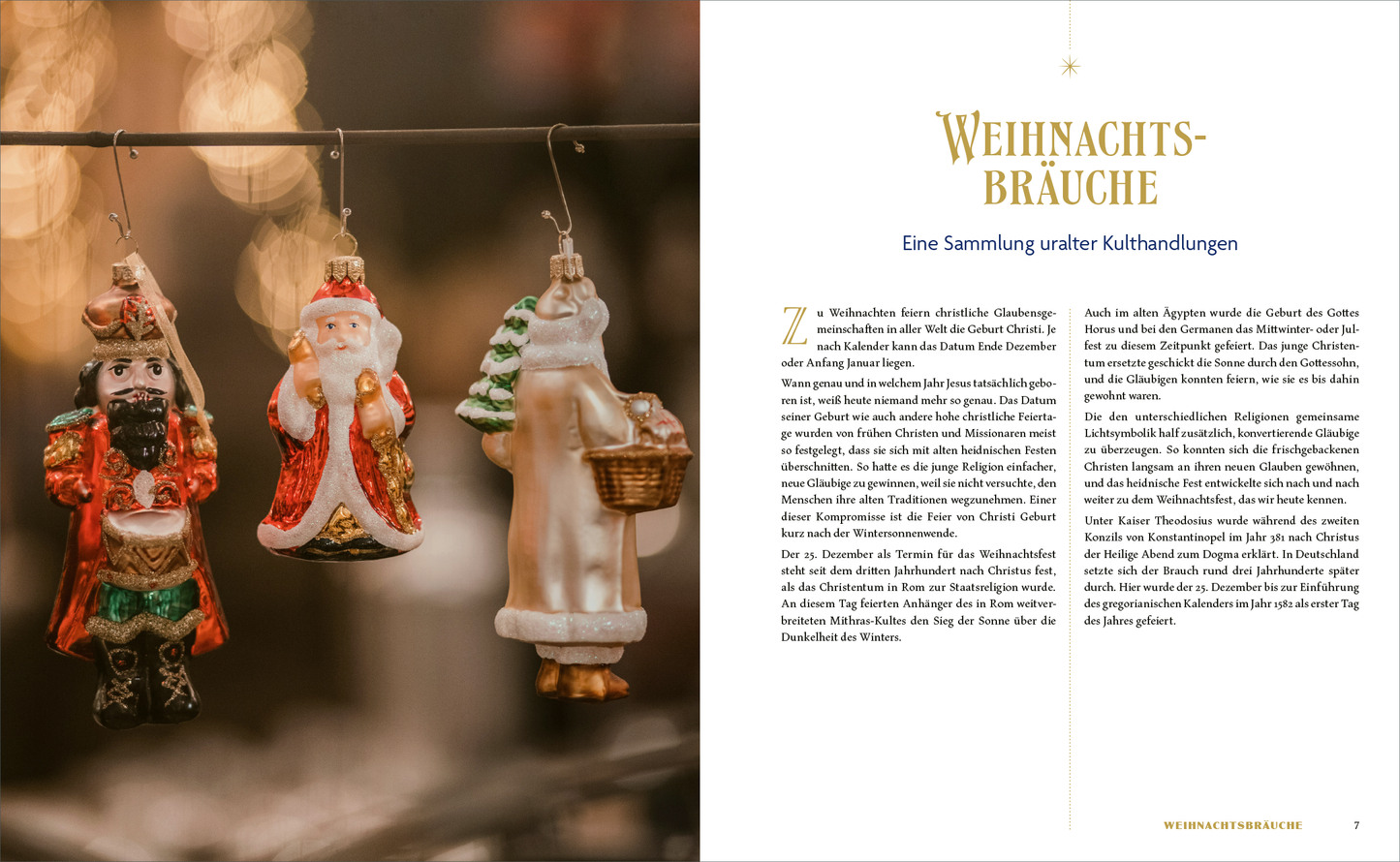 Gezeigt wird eine Innen- oder Zusatzansicht von „Weihnachten rund um die Welt“. Auf der linken Seite sind farbenfrohe, handgefertigte Christbaumkugeln in Form von Figuren zu sehen, darunter ein Weihnachtsmann in Rot und eine bunte Weihnachtstradition. Die rechte Seite präsentiert den Titel „WEIHNACHTSBRÄUCHE“ in eleganter goldener Schrift, begleitet von einer informativen Beschreibung in klarer, gut lesbarer Typografie auf hellem Hintergrund. Die stimmungsvolle Darstellung vermittelt...