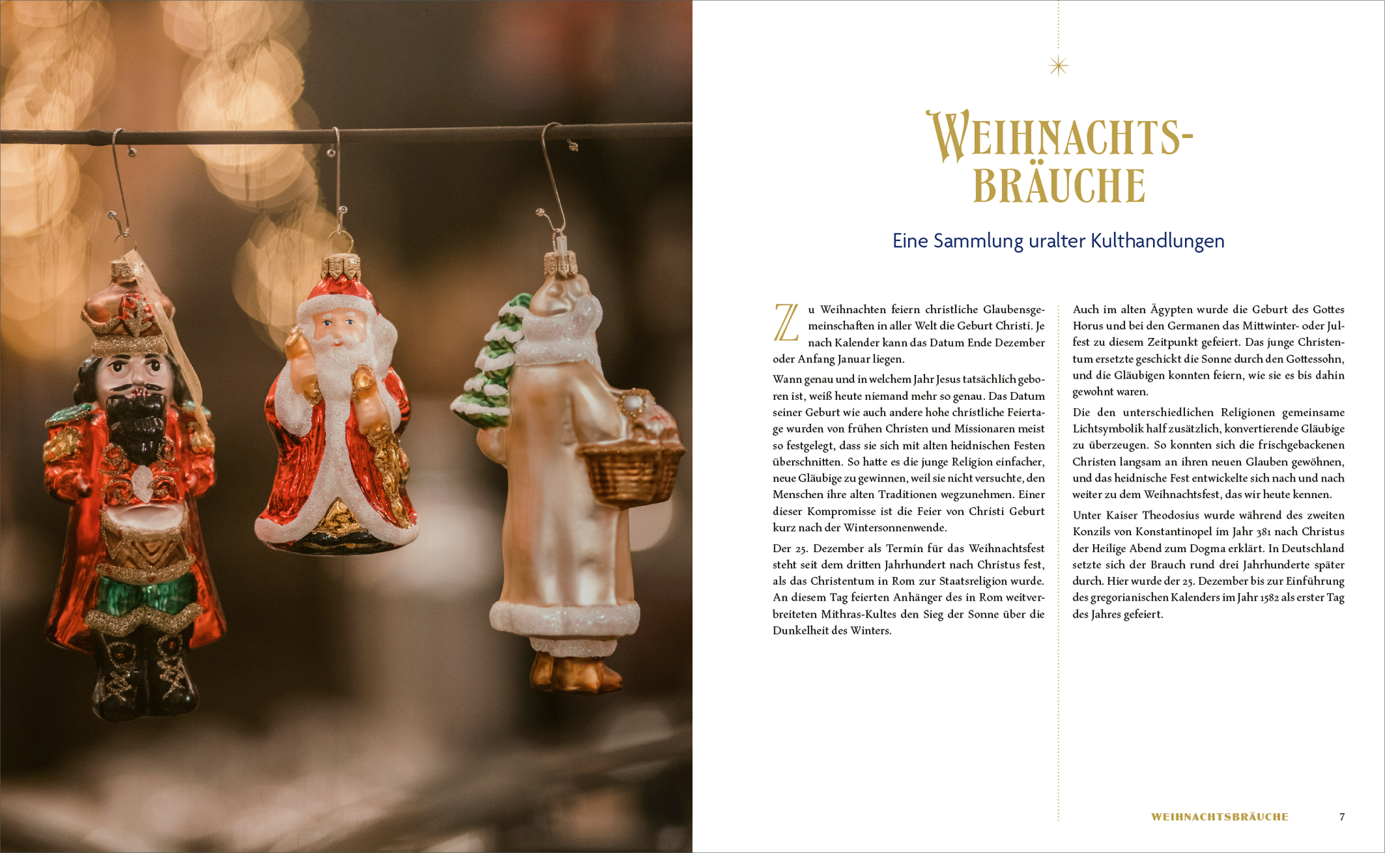 Gezeigt wird eine Innen- oder Zusatzansicht von „Weihnachten rund um die Welt“. Auf der linken Seite sind farbenfrohe, handgefertigte Christbaumkugeln in Form von Figuren zu sehen, darunter ein Weihnachtsmann in Rot und eine bunte Weihnachtstradition. Die rechte Seite präsentiert den Titel „WEIHNACHTSBRÄUCHE“ in eleganter goldener Schrift, begleitet von einer informativen Beschreibung in klarer, gut lesbarer Typografie auf hellem Hintergrund. Die stimmungsvolle Darstellung vermittelt...