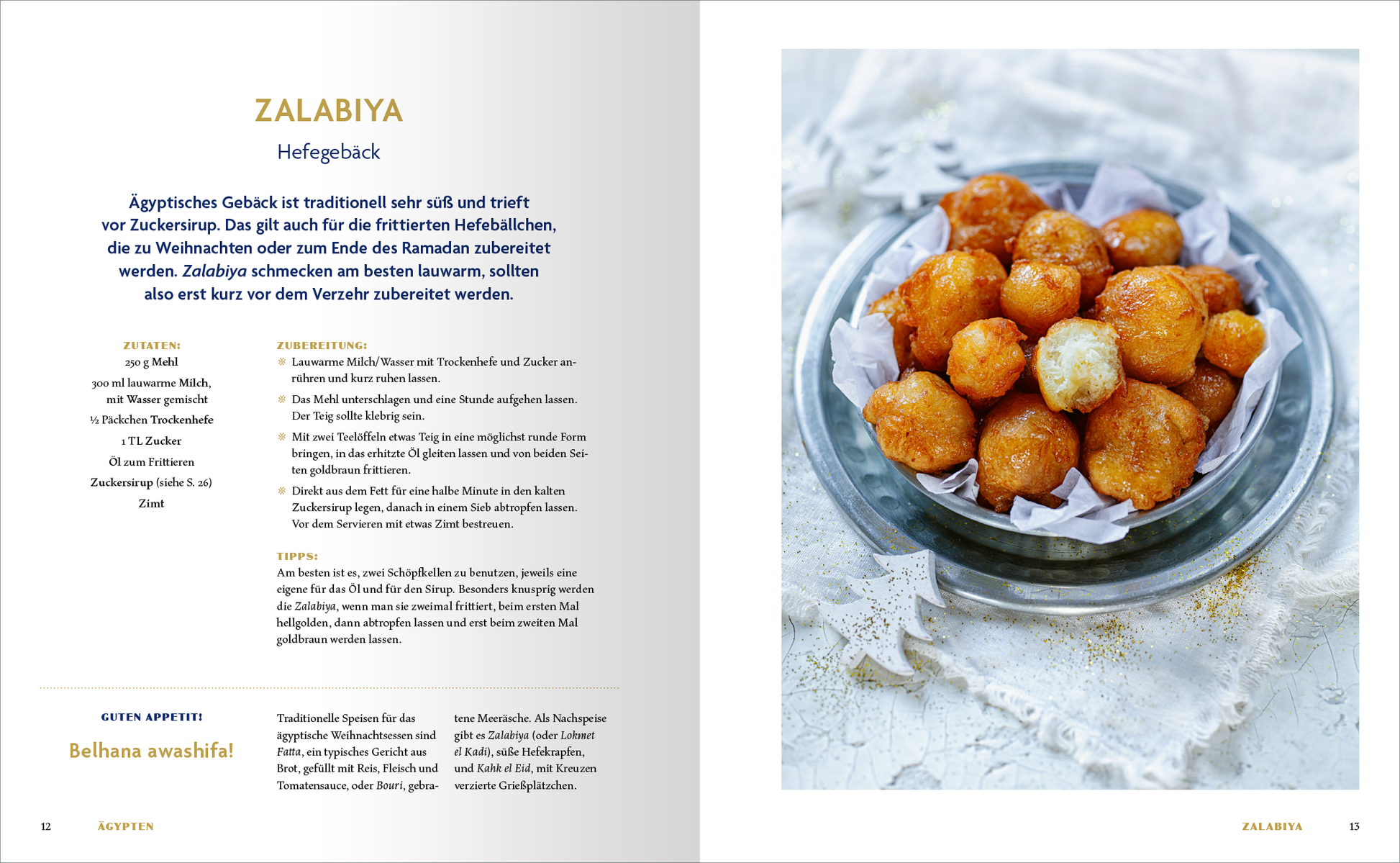 Gezeigt wird eine Innen- oder Zusatzansicht von „Weihnachten rund um die Welt“. Auf der linken Seite sind die Rezeptdetails für „Zalabiya“ abgebildet, übersichtlich in dunkler Schrift auf hellem Hintergrund, mit goldenen Akzenten im Titel. Auf der rechten Seite ist ein transparentes Glas mit rundem, golden-braunem Gebäck gefüllt, dekorativ angerichtet auf einer platzierten Serviette. Im Hintergrund ist eine helle, schlicht gehaltene Tischoberfläche zu sehen, die die Leckerei...