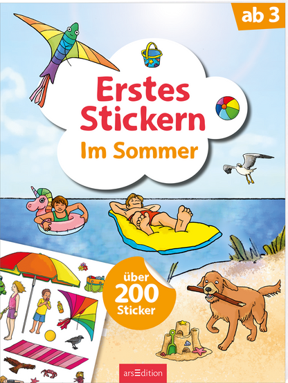 Auf dem Buchcover mit dem Titel „Erstes Stickern im Sommer“ steht der Schriftzug in kräftigem Rot und Gelb auf einer Wolke. Darunter sind bunte, sommerliche Illustrationen zu sehen, darunter ein Kind in einem aufblasbaren Einhorn, das im Wasser spielt, sowie ein weiteres Kind, das auf einem Liegefloß liegt. In der unteren Ecke befindet sich ein rundes Emblem mit „über 200 Sticker“. Ganz unten mittig steht der Logoschriftzug von arsEdition.