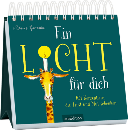 Das Buchcover zeigt eine verspielte, illustrierten Giraffe mit einer Kerze auf ihrem Kopf, die symbolisch für Trost und Mut steht. Der Hintergrund ist in einem tiefen Türkis gehalten, während der Titel „Ein LICHT für dich“ in großen, leuchtend gelben Buchstaben darüber prangt. Darunter finden sich die Worte „101 Kerzentiere, die Trost und Mut schenken“ in kleinerer, weißer Schrift. Oben links steht der Name der Autorin „Melanie Garanin“. Ganz unten mittig steht der...