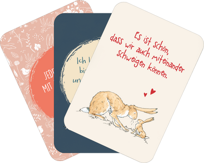 Gezeigt wird eine Innen- oder Zusatzansicht von „Weißt du eigentlich, wie lieb ich dich hab? Ich hab dich so lieb!“. Die Ansicht zeigt drei Karten mit verschiedenen Hintergründen und Illustrationen. Die linke Karte hat einen floralen, pastellfarbenen Hintergrund mit dem Text „JEDER TAG MIT DIR“. Die mittlere Karte ist dunkelblau mit einem runden, helleren Abschnitt und der Aufschrift „Ich lieb dich bis zum Mond und zurück“. Die rechte Karte hat einen cremefarbenen Hintergrund mit...