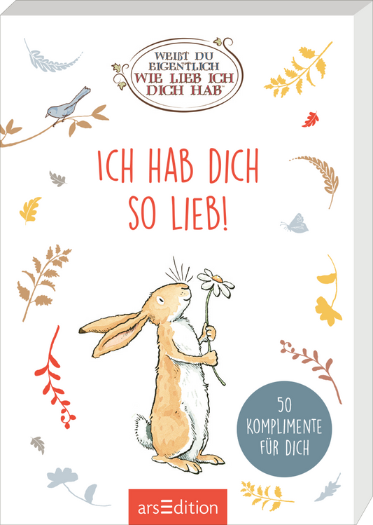 Das Buchcover zeigt einen süßen, illustrativen Hasen, der eine Blume hält und fröhlich lächelt. Der Hintergrund ist in sanften Pastellfarben gehalten und mit stilisierten Blättern und einem kleinen Vogel verziert. Der Titel „ICH HAB DICH SO LIEB!“ ist in leuchtendem Rot in verspielter Schrift gestaltet. Im unteren Bereich des Covers befindet sich ein blauer Kreis mit dem Text „50 KOMPLIMENTE FÜR DICH“. Ganz unten mittig steht der Logoschriftzug von arsEdition.