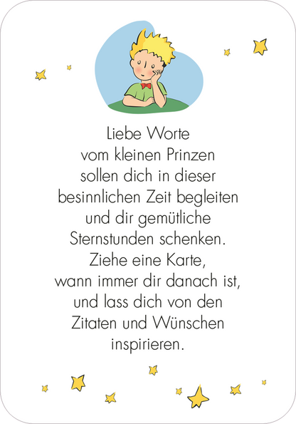 Gezeigt wird eine Innen- oder Zusatzansicht von „Man sieht nur mit dem Herzen gut. Weihnachtswünsche für dich“. Die Illustration zeigt einen Jungen mit blonden, lockigen Haaren und einem grünen Outfit, der nachdenklich lächelt. Um ihn herum sind farbige Sterne auf einem weißen Hintergrund. Der Text, in einer klaren, freundlichen Schrift, beschreibt, dass die Worte vom kleinen Prinzen in der besinnlichen Jahreszeit begleiten und inspirieren sollen.