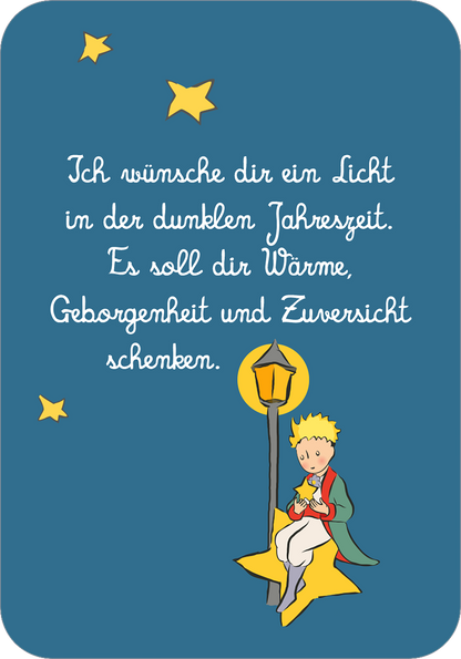 Gezeigt wird eine Innen- oder Zusatzansicht von „Man sieht nur mit dem Herzen gut. Weihnachtswünsche für dich“. Die Illustration zeigt einen kleinen Jungen in pastellfarbenen Kleidern, der auf einer gelben Sternschnuppe sitzt. Er hält ein Buch und blickt zur Straßenlaterne, die warmes Licht ausstrahlt. Der Hintergrund ist in einem kräftigen Blau gehalten. Die Schrift ist handgeschrieben und in weißen Buchstaben gehalten, vermittelt eine freundliche und einladende Atmosphäre, die den...