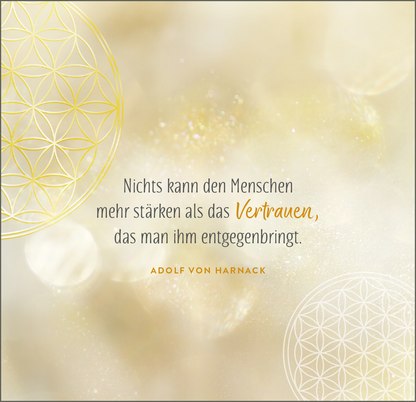 Gezeigt wird eine Innen- oder Zusatzansicht von „Engelsbotschaften“. Der Hintergrund ist in sanften, hellen Goldtönen gehalten und vermittelt einen warmen, einladenden Eindruck. Der Text „Nichts kann den Menschen mehr stärken als das Vertrauen, das man ihm entgegenbringt.“ ist zentral platziert, in einer eleganten Schriftart, die sich harmonisch von der Hintergrundfarbe abhebt. Ein stilisiertes, goldenes Blumenmuster rahmt das Bild ein und verstärkt das Gefühl von Leichtigkeit und...