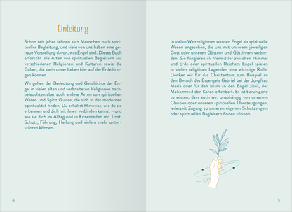 Gezeigt wird eine Innenansicht von „Engel“. Die Seite ist in sanften Grüntönen gehalten und enthält zwei Spalten. Links steht die Überschrift „Einleitung“ in einer klaren, modernen Schriftart. Der Text ist in schwarz und gut lesbar. Rechts befindet sich eine fortlaufende Beschreibung über Engel in verschiedenen Religionen, ergänzt durch eine illustrativ dargestellte Hand, die einen Zweig hält, was die spirituelle Verbindung symbolisiert.