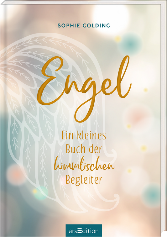 Auf dem Buchcover ist ein sanfter, farbverlaufartiger Hintergrund in zarten Pastelltönen zu sehen, der eine beruhigende Atmosphäre vermittelt. Die zentrale Schrift „Engel“ ist in eleganter, goldener Typografie gestaltet, während der Untertitel „Ein kleines Buch der himmlischen Begleiter“ in einer schlichteren Schrift darunter steht. Im Hintergrund ist ein feines Engelsflügel-Motiv angedeutet. Oben links befindet sich der Name der Autorin „Sophie Golding“. Ganz unten mittig steht...