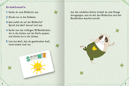 Gezeigt wird eine Innen- oder Zusatzansicht von „Zum Schulstart – Buchstaben und Wörter legen“. Die Seiten haben einen hellen, freundlichen Hintergrund mit kleinen grünen Blumenmotiven. Auf der linken Seite befindet sich eine Anleitung in klarer, gut lesbarer Schrift, die die Schritte zum Spielen beschreibt. Eine große Bildkarte mit dem Wort „SONNE“ und einem bunten Sonnensymbol ist abgebildet. Auf der rechten Seite steht ein fröhliches Tier, das die Benutzer anregt, aktiv mit den...