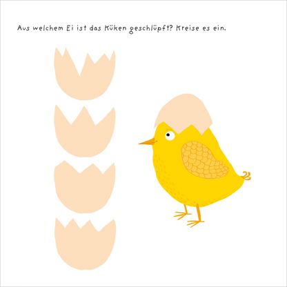Gezeigt wird eine Innen- oder Zusatzansicht von „Mein dicker Frühlings-Rätselblock“. Die Illustration zeigt ein gelbes Küken mit einer halb abgenommenen Eierschale auf dem Kopf, das freundlich aussieht. Daneben sind vier helle, stilisierte Eierschalen abgebildet. Oben steht der Text „Aus welchem Ei ist das Küken geschlüpft? Kreise es ein.“ in klarer, lesbarer Schrift. Der Hintergrund ist weiß, was die bunten Farben hervorhebt und eine fröhliche Atmosphäre schafft.