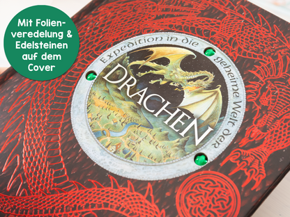 Gezeigt wird eine Innen- oder Zusatzansicht von „Expedition in die geheime Welt der Drachen“. Der Einband zeigt kräftige rote Farben mit einem detaillierten Drachenmotiv in der Mitte. Der Titel „DRACHEN“ ist in großen, geschwungenen Buchstaben in Schwarz hervorgehoben. Die Schriftanordnung wirkt dynamisch und ansprechend. Rund um das Cover sind Folienveredelungen und grüne Edelsteine, die Akzente setzen und dem Gesamtbild einen magischen Charme verleihen.