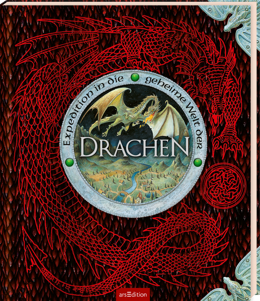 Das Buchcover zeigt einen kraftvollen roten Hintergrund, der mit Drachenmotiven verziert ist. Auf einem silbernen Wappen steht in großen, schwarzen Buchstaben „DRACHEN“. Darunter ist der Titel „Expedition in die geheime Welt der“ in geschwungener Schrift. Der zentrale Bereich zeigt einen Drachen, der majestätisch über eine malerische Landschaft fliegt. Der Coverstil vermittelt ein Gefühl von Abenteuer und Mystik. Ganz unten mittig steht der Logoschriftzug von arsEdition.