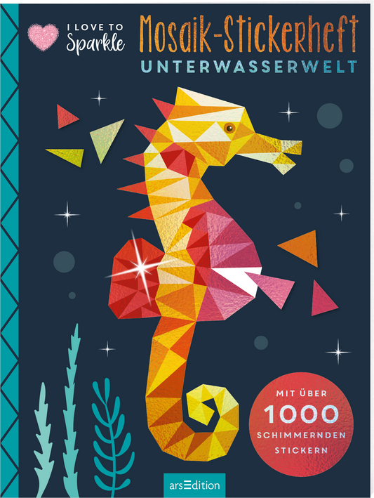 Das Buchcover zeigt einen bunten, stilisierten Seepferdchen aus vielen geometrischen, glitzernden Formen in warmen Farben wie Gelb, Orange und Rot. Der Hintergrund ist in einem tiefen Blau gehalten und sorgt für einen starken Kontrast. Oberhalb des Seepferdchens steht in verspielter Schrift „I love to sparkle“ und darunter in großen, orangefarbenen Buchstaben „Mosaik-Stickerheft UNTERWASSERWELT“. Im unteren Bereich prangt ein roter Button mit dem Text „MIT ÜBER 1000 SCHIMMERNDEN...