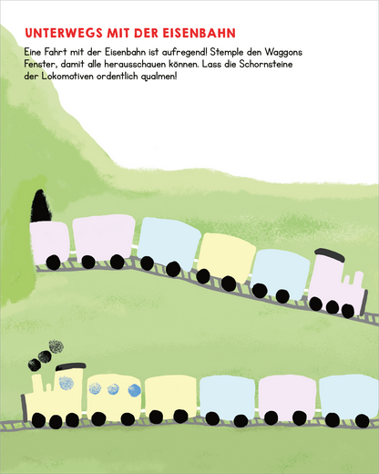 Gezeigt wird eine Innen- oder Zusatzansicht von „Meine allerersten Fingerstempel Fahrzeuge“. Die Illustration zeigt eine farbenfrohe Szene mit mehreren Zügen, die auf einer grünen Hügellandschaft fahren. Die Lokomotive ist in sanften Gelbtönen mit schwarzen Akzenten dargestellt, während die Waggons in Pastellfarben wie Blau und Rosa gefärbt sind. Oben steht der Titel „Unterwegs mit der Eisenbahn“ in klarer, schwarzer typografischer Schrift.