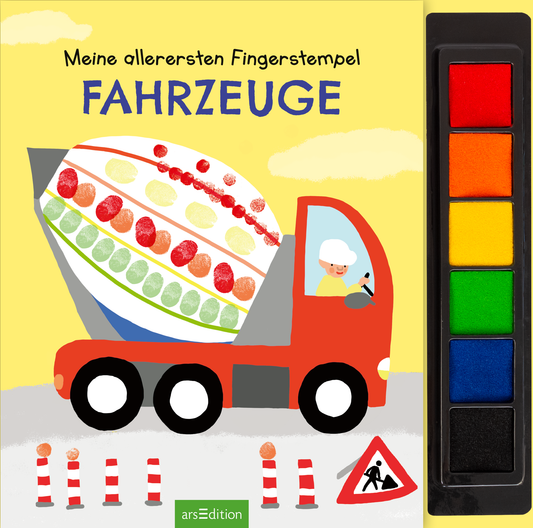 Das Buchcover zeigt einen bunten roten Lastwagen mit einem großen, runden Aufsatz, der mit bunten Fingerabdrücken verziert ist. Ein kleiner Junge mit einer weißen Mütze sitzt am Steuer. Über dem Lastwagen steht in verspielter Schrift der Titel „Meine allerersten Fingerstempel FAHRZEUGE“. Der Hintergrund ist in sanften Gelbtönen gehalten. Ganz unten mittig steht der Logoschriftzug von arsEdition.