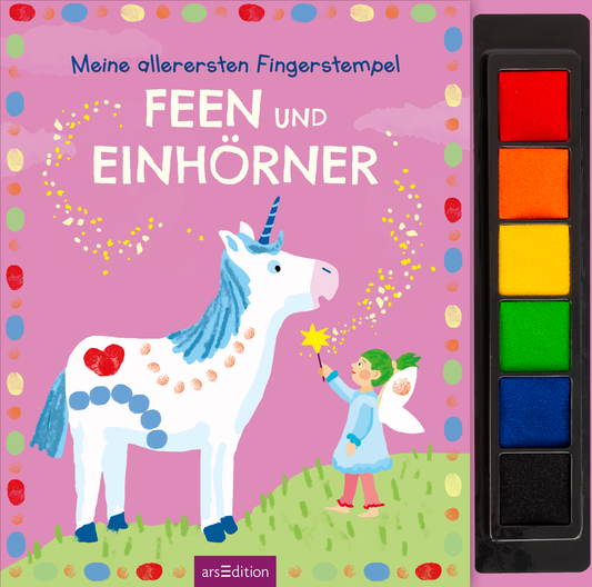 Das Buchcover zeigt eine fröhliche, kindliche Illustration vor einem zarten rosa Hintergrund. Im Mittelpunkt steht ein freundliches Einhorn mit einem blauen Horn, das von einem Mädchen mit Flügeltuch, einer Zauberstab und einem Lächeln begleitet wird. Der Titel „FEEN UND EINHÖRNER“ ist in großen, weißen Buchstaben oben auf dem Cover platziert. Ein kleiner Hinweis „Meine allerersten Fingerstempel“ steht darüber. Rechts ist eine Farbpalette mit leuchtenden Farben abgebildet. Ganz...