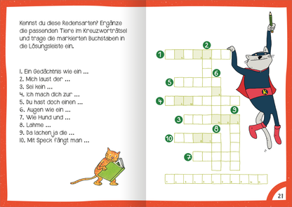 Gezeigt wird eine Innen- oder Zusatzansicht von „Mein dickes Ferien-Rätselbuch“. Auf der linken Seite steht ein Text mit Anweisungen in schwarzer Schrift auf hellem Hintergrund. Rechts ist ein grünes Kreuzworträtsel mit nummerierten Kästchen zu sehen, das auf einem weißen Untergrund platziert ist. Ein comicartiger Kater in rotem Umhang hält einen Stift. Die Gestaltung ist bunt und ansprechend, mit lebhaften Farben und verspielter Typografie, die die Lesefreude fördert.