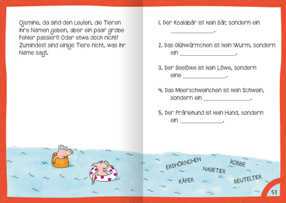 Gezeigt wird eine Innen- oder Zusatzansicht von „Mein dickes Ferien-Rätselbuch“. Die Doppelseite zeigt einen witzig illustrierten Wasser-Hintergrund in sanften Blau- und Türkistönen. Links befindet sich ein lustiger Text über Tiernamen, ergänzt durch eine Hand, die einen Bierkrug hält, sowie ein Schwimmring. Rechts sind fünf kurze Rätsel in klarer, schwarzer Typografie auf einem weißen Hintergrund, die die kindliche Entdeckung und das Lernen anregen. Bunte Begriffe wie...