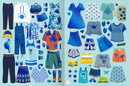 Gezeigt wird eine Innen- oder Zusatzansicht von „Sticker-Anziehpuppen Metallic – Im Urlaub“. Die bunte Darstellung zeigt verschiedene modische Kleidungsstücke und Accessoires in Blau- und Grüntönen, ergänzt durch tropische Motive wie Palmen und Blüten. Zu sehen sind T-Shirts, Shorts, Kleider sowie Hüte und Taschen auf einem hellblauen gepunkteten Hinterrund.