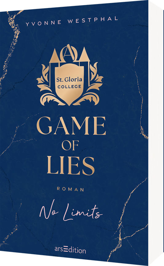 Das Buchcover zeigt einen tiefblauen Hintergrund mit goldenen Akzenten. In der Mitte befindet sich das Wappen von „St. Gloria College“, das die verschlungenen Buchstaben Alpha und Omega und verzierte Elemente enthält. Der Titel „GAME OF LIES“ steht mittig groß und markant in goldener Schrift, unter dem Titel folgt das Wort „ROMAN“ in kleinerer Schrift. Am unteren Rand des Covers steht der Zusatz „No Limits“ in eleganter Handschrift. Ganz unten mittig steht der Logoschriftzug...