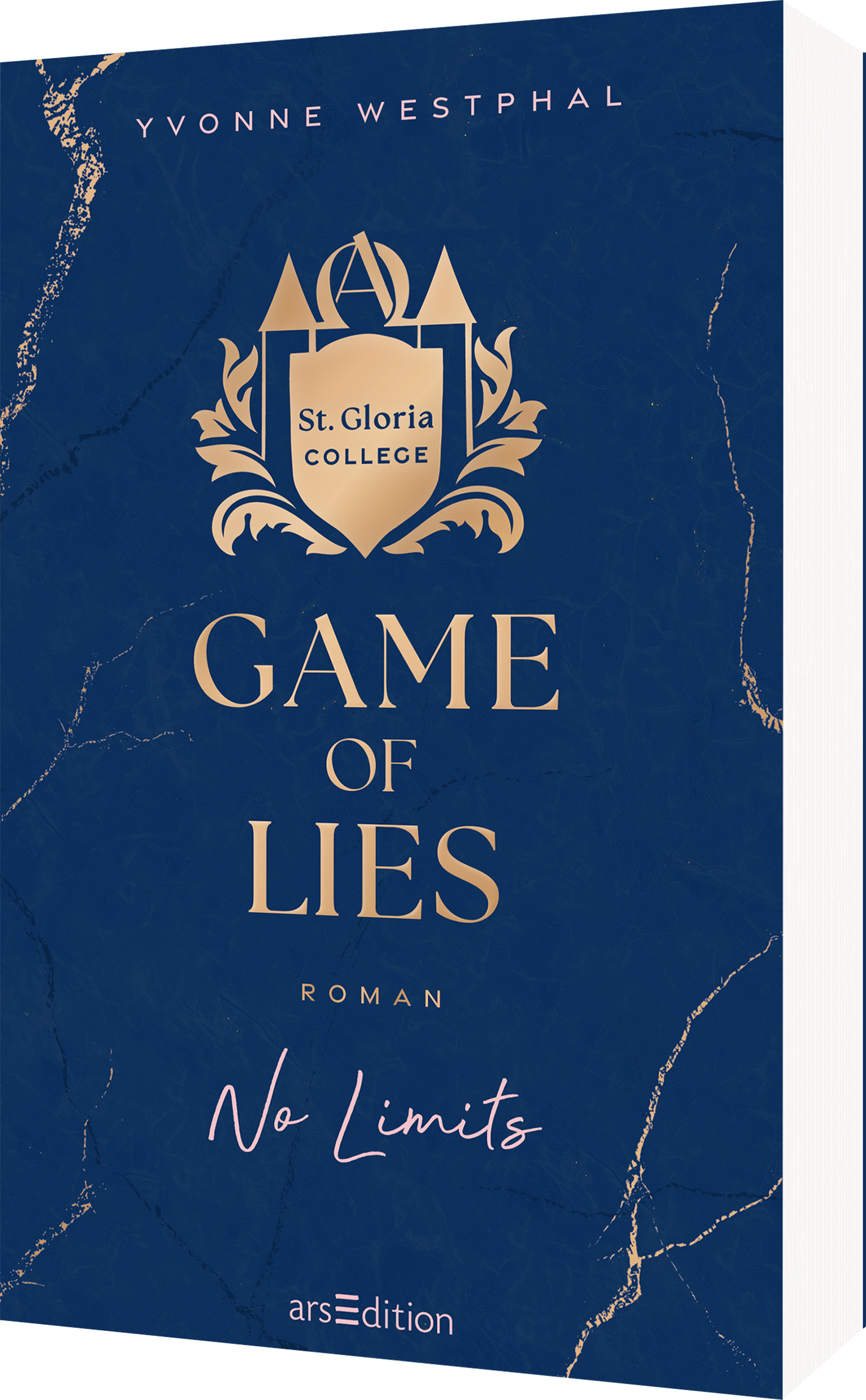 Das Buchcover zeigt einen tiefblauen Hintergrund mit goldenen Akzenten. In der Mitte befindet sich das Wappen von „St. Gloria College“, das die verschlungenen Buchstaben Alpha und Omega und verzierte Elemente enthält. Der Titel „GAME OF LIES“ steht mittig groß und markant in goldener Schrift, unter dem Titel folgt das Wort „ROMAN“ in kleinerer Schrift. Am unteren Rand des Covers steht der Zusatz „No Limits“ in eleganter Handschrift. Ganz unten mittig steht der Logoschriftzug...