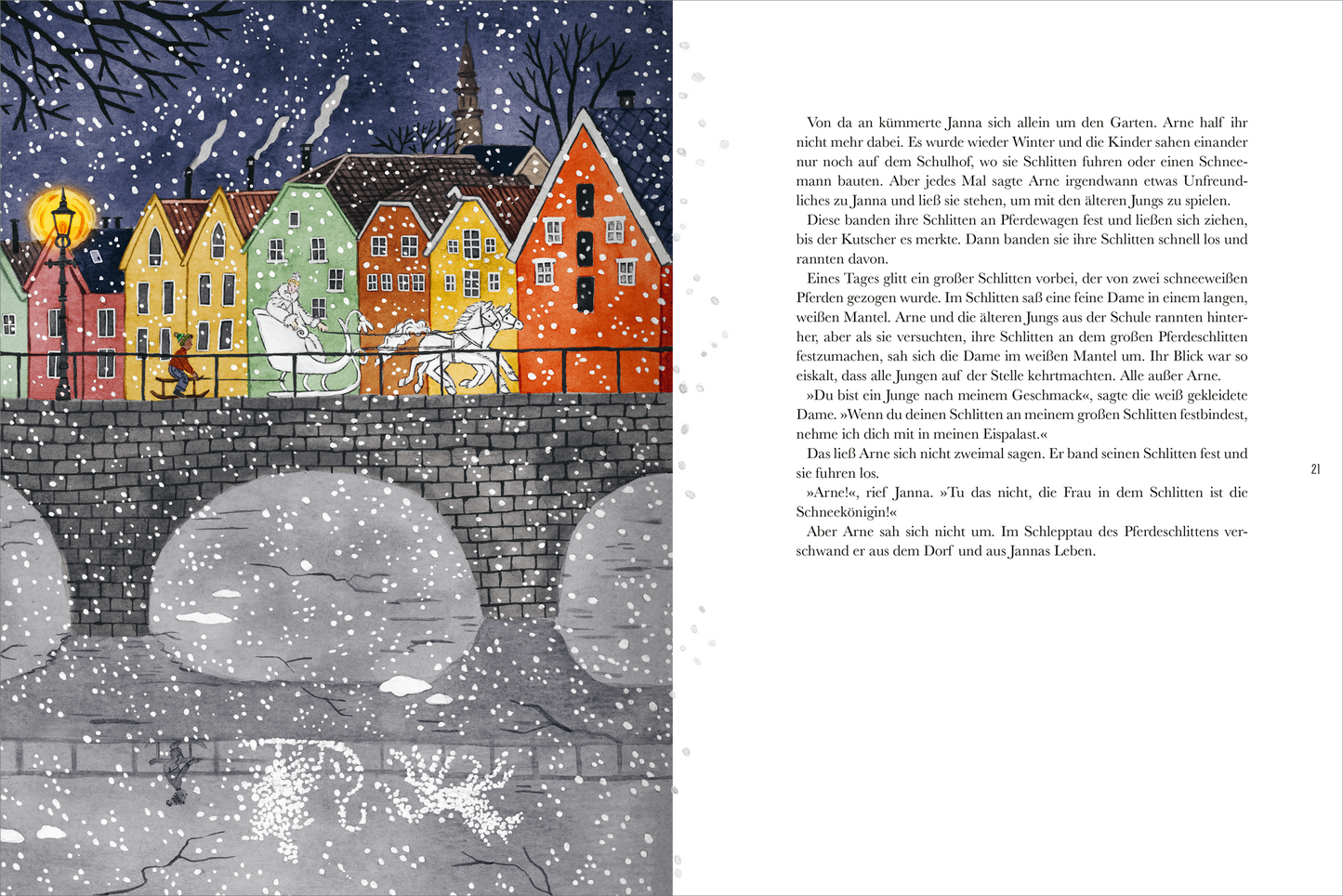 Gezeigt wird eine Innen- oder Zusatzansicht von „Die Schneekönigin“. Auf der linken Seite ist eine lebendige Illustration mit bunten, schneebedeckten Häusern in verschiedenen Farben – rot, gelb, grün und orange – zu sehen, die ein winterliches Stadtbild schaffen. Eine steinerne Brücke verbindet die Häuser, während ein weißes Pferdegespann über die Brücke fährt. Der Himmel ist dunkelblau mit fallendem Schnee. Auf der rechten Seite sind Textabschnitte in klarer, gut lesbarer...