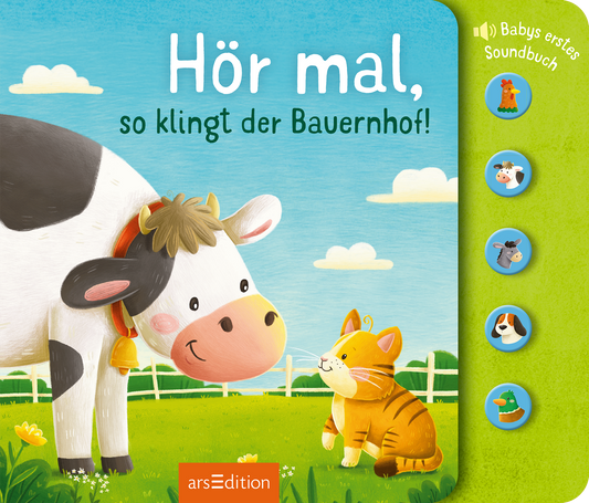 Das Buchcover zeigt eine fröhliche Szene auf einem Bauernhof mit einer lächelnden Kuh und einer neugierigen orangefarbenen Katze, die sich im Vordergrund befinden. Der Hintergrund ist in lebhaftem Grün, mit sanften Wolken und einer Wiese, die die ländliche Atmosphäre unterstreicht. Der Titel „Hör mal, so klingt der Bauernhof!“ ist in großen, verspielten, weißen Buchstaben geschrieben. Oben rechts ist der Button „Babys erster Soundbuch“ zu sehen. Ganz unten mittig steht der...