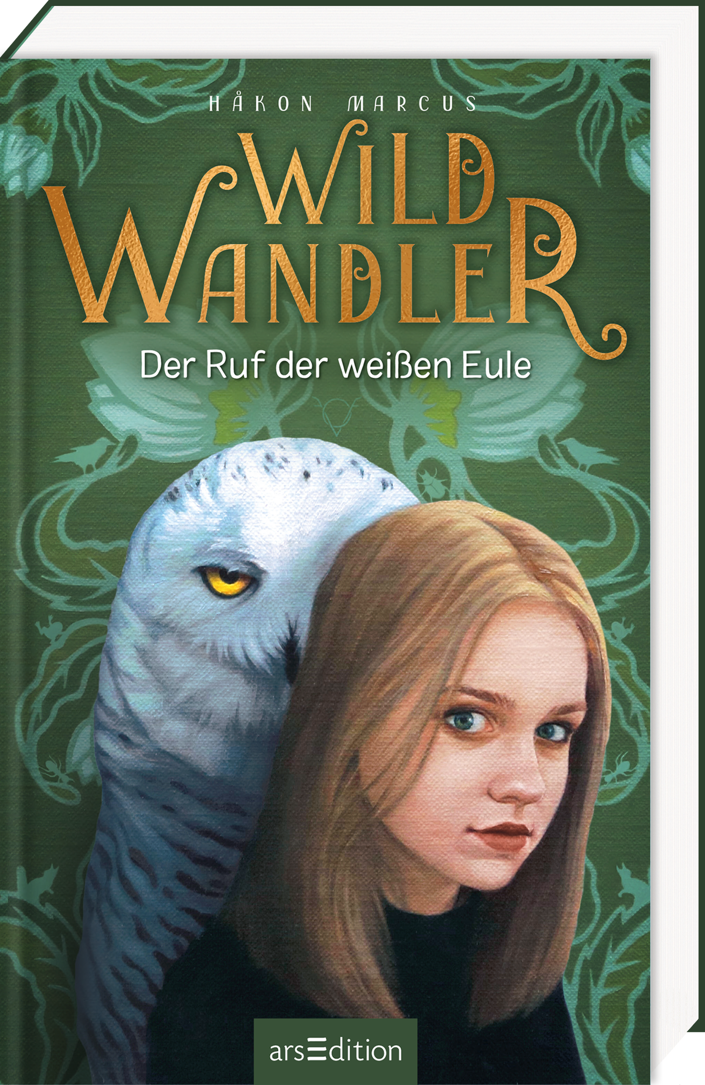 Das Buchcover zeigt eine junge Frau mit langen, blonde Haare und einem nachdenklichen Blick, die vor einem großen weißen Uhu steht. Der Hintergrund in sanften Grüntönen schafft eine mystische Atmosphäre. Der Titel „WILD WANDLER“ ist in goldener, geschwungener Schrift oben platziert, gefolgt von dem Untertitel „Der Ruf der weißen Eule“ in einer schlichteren typografischen Gestaltung. Ganz unten mittig steht der Logoschriftzug von arsEdition.