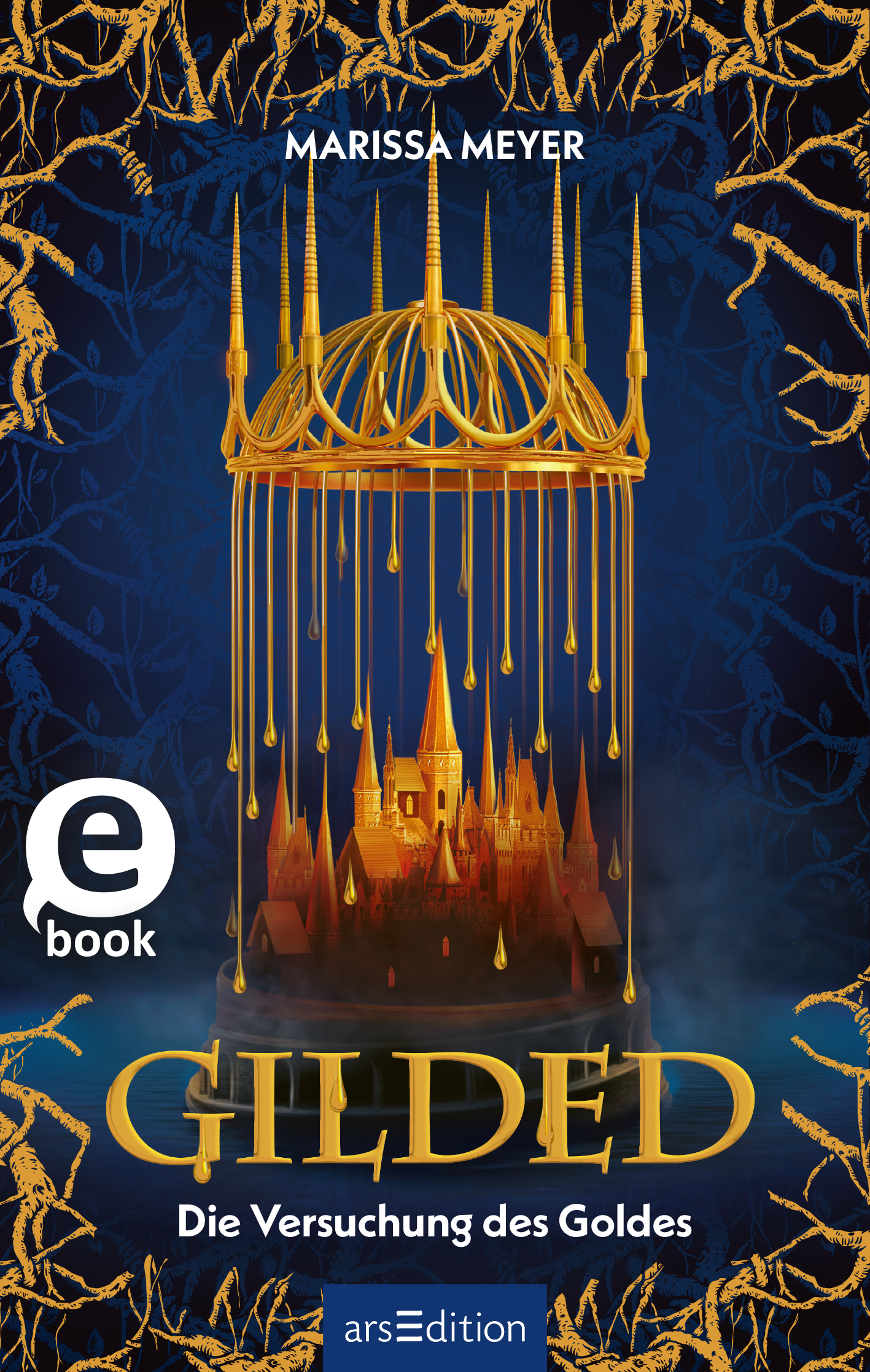 Das Buchcover zeigt einen goldenen Käfig, der durch goldene Fäden an einer dunklen, mystischen Umgebung hängt. Im Inneren des Käfigs ist ein schimmerndes Schloss zu erkennen, umgeben von zarten, goldenen Tropfen. Der Titel „GILDED“ in verschnörkelter Schrift leuchtet in Gold am unteren Rand, während darunter „Die Versuchung des Goldes“ in einer schlichten Schriftart platziert ist. Oben steht der Name der Autorin, Marissa Meyer. Auf der linken Seite befindet sich ein Button mit dem...