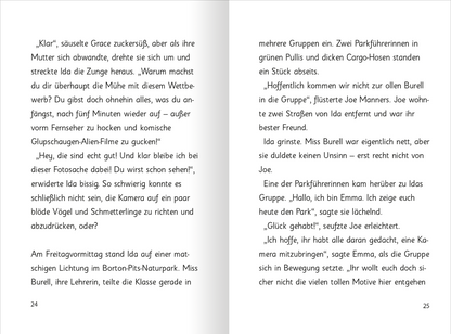 Gezeigt wird eine Innen- oder Zusatzansicht von „Zauberkätzchen – Magische Schulabenteuer“. Die Seiten sind hell und freundlich gestaltet, mit einer klaren, gut lesbaren Typografie in Schwarz auf weißem Hintergrund. Öfters finden sich farbenfrohe Illustrationen, die die lebhaften Abenteuer der Charaktere darstellen. Die Absätze sind übersichtlich gegliedert, und es gibt genügend Platz zwischen den Zeilen, um die Lesbarkeit zu fördern. Die Illustrationen und der Text harmonieren,...