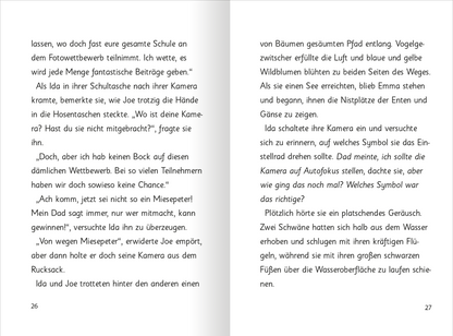 Gezeigt wird eine Innen- oder Zusatzansicht von „Zauberkätzchen – Magische Schulabenteuer“. Auf der linken Seite befindet sich ein Textblock in klarer, gut lesbarer Schrift, der in schwarz auf hellem Hintergrund gestaltet ist. Einige Absätze sind durch größere Abstände voneinander getrennt. Die rechte Seite zeigt eine ähnliche Anordnung. Die Schriftart ist freundlich und einladend, was die kindliche Zielgruppe anspricht. Layout und Farben fördern die Lesbarkeit und ansprechende...