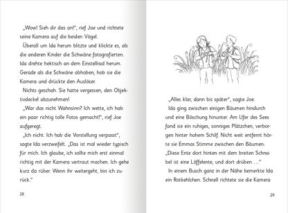 Gezeigt wird eine Innen- oder Zusatzansicht von „Zauberkätzchen – Magische Schulabenteuer“. Die Doppelseite zeigt zwei Textspalten, in denen ein erzählender Dialog zwischen den Charakteren Joe und Ida stattfindet. Der Text ist in einer klaren, gut lesbaren Schriftart gehalten. Links sind Kinder abgebildet, die Vögel beobachten, rechts sind Joe und Ida, umgeben von Bäumen und Pflanzen. Die Illustrationen sind handgezeichnet und in sanften, natürlichen Farben gehalten, die eine...