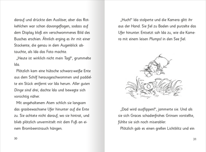 Gezeigt wird eine Innen- oder Zusatzansicht von „Zauberkätzchen – Magische Schulabenteuer“. Auf der linken Seite ist ein Textabschnitt abgebildet, der in schwarzer, gut lesbarer Schrift verfasst ist. Rechts befindet sich eine Illustration, die ein Mädchen zeigt, das ins Wasser gefallen ist, umgeben von Wellen. Die zarten, aquarellartigen Farben in Blau und Grün vermitteln eine spielerische Stimmung. Die Schriftart ist freundlich und ansprechend für Kinder, während die Anordnung der...