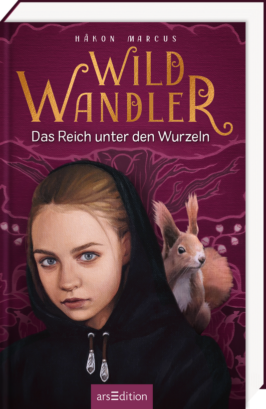 Das Cover von „Wildwandler“ von Håkon Marcus ist dunkelrot. Der Titel ist oben in goldener, verschnörkelter Schrift gesetzt, darunter in weißer Schrift der Untertitel „Das Reich unter den Wurzeln“. Zentral abgebildet ist ein Mädchen mit schwarzem Kapuzenpullover und ernstem Blick. Rechts neben ihr sitzt ein neugieriges Eichhörnchen. Ganz unten mittig steht der Logoschriftzug von arsEdition.