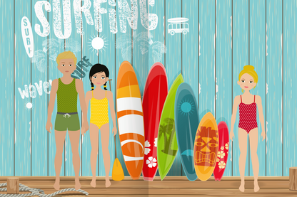Gezeigt wird eine Innen- oder Zusatzansicht von „Sticker-Anziehpuppen – Ferien“. Die Illustration zeigt drei Figuren in bunten Badeanzügen: ein Junge in grün, ein Mädchen in gelb und ein weiteres Mädchen in rot. Im Hintergrund stehen mehrere bunte Surfbretter in fröhlichen Farben wie Rot, Gelb und Grün, die mit verschiedenen Motiven verziert sind. Der Hintergrund ist in sanften Blau- und Holztönen gehalten, ergänzt durch den Schriftzug „SURFING“ und dekorative Elemente wie...