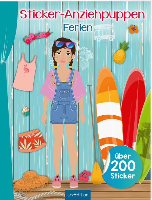 Zu sehen ist die 3D-Ansicht des Titels. Das Buchcover zeigt eine stilisierte Anziehpuppe vor einem hellblauen, hölzernen Hintergrund. Die Puppe trägt eine lilafarbene Bluse und eine Latzhose. Um sie herum sind farbenfrohe Urlaubsaccessoires wie Bikini-Sticker, eine Ananas und Surfboards dargestellt. Der Titel „Sticker-Anziehpuppen Ferien“ ist in auffälliger, roter Schrift platziert. Unten rechts steht der Hinweis „über 200 Sticker“. Ganz unten mittig steht der Logoschriftzug von...