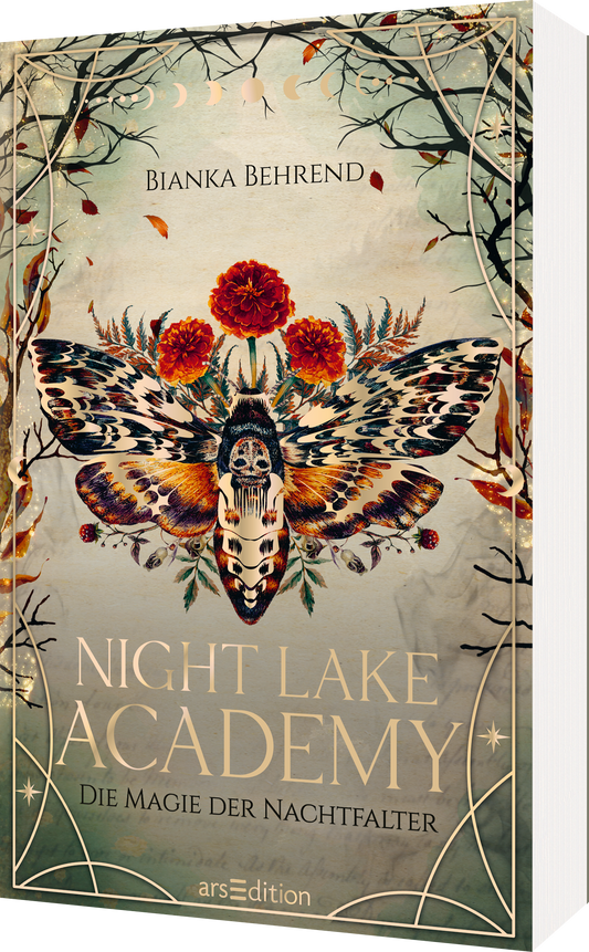 Auf dem Buchcover von „Night Lake Academy – Die Magie der Nachtfalter“ von Bianka Behrend ist eine detaillierte Illustration eines großen Nachtfalters, dessen Flügel kunstvoll mit goldenen und braunen Mustern verziert sind. Umrahmt von zarten Zweigen und leuchtend roten Blumen vermittelt das Cover eine mystische Atmosphäre. Der Titel ist in eleganter, geschwungener Schrift in goldener Farbe gehalten. Ganz unten mittig steht der Logoschriftzug von arsEdition.