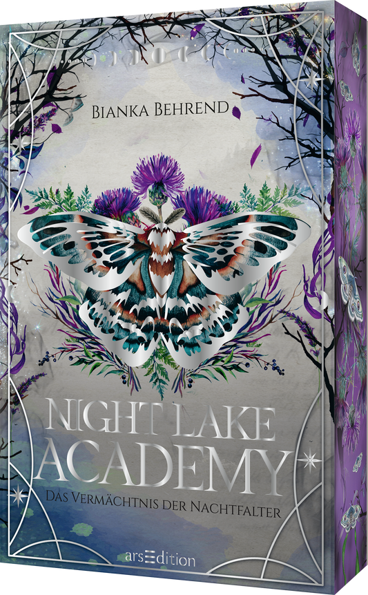 Auf dem Buchcover von „Night Lake Academy – Das Vermächtnis der Nachtfalter“ von Bianka Behrend dominiert ein schimmernder, silbriger Hintergrund. In der Mitte prangt eine silbriger Nachtfalter, umrahmt von Pflanzenmotiven in lila- und grünlichen Farbtönen. Der Titel ist in großen, eleganten Buchstabe gehalten. Der Name der Autorin steht darüber in einer dunkleren Schrift. Ganz unten mittig steht der Logoschriftzug von arsEdition.