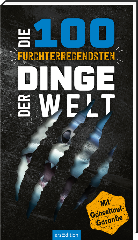 Das Buchcover zeigt auf schwarzem Hintergrund den Titel „DIE 100 FURCHTERREGENDSTEN DINGE DER WELT“ in großen weißen und blauen Buchstaben, die mit einer aggressiven Schriftart gestaltet sind. Blaues Licht reflektiert von der oberen Ecke. Kratzspuren in grauen und blauen Tönen verleihen dem Cover eine bedrohliche Atmosphäre. In der unteren rechten Ecke befindet sich ein gelber Button mit dem Text „Mit Gänsehaut-Garantie“. Ganz unten mittig steht der Logoschriftzug von arsEdition.