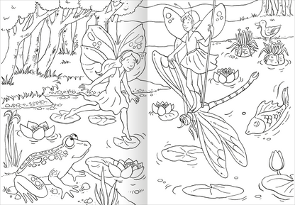 Gezeigt wird eine Innen- oder Zusatzansicht von „Das superdicke Malbuch – Feen und Einhörner“. Die Illustration zeigt eine fantasievolle Szenerie mit zwei Feen in einem naturbelassenen Gewässer. Eine Fee gleitet über Seerosenblätter, während die andere auf einem großen Libellenflügel steht. In der Umgebung sind schillernde Pflanzen und ein Teich mit Fischen sowie ein Frosch zu sehen. Die Zeichnung ist in klaren, konturierten Linien gehalten, bereit zum Ausmalen.